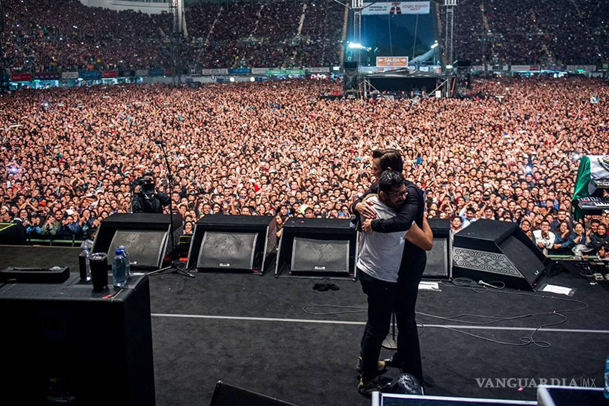 The Killers invita a tocar la batería a fan mexicano