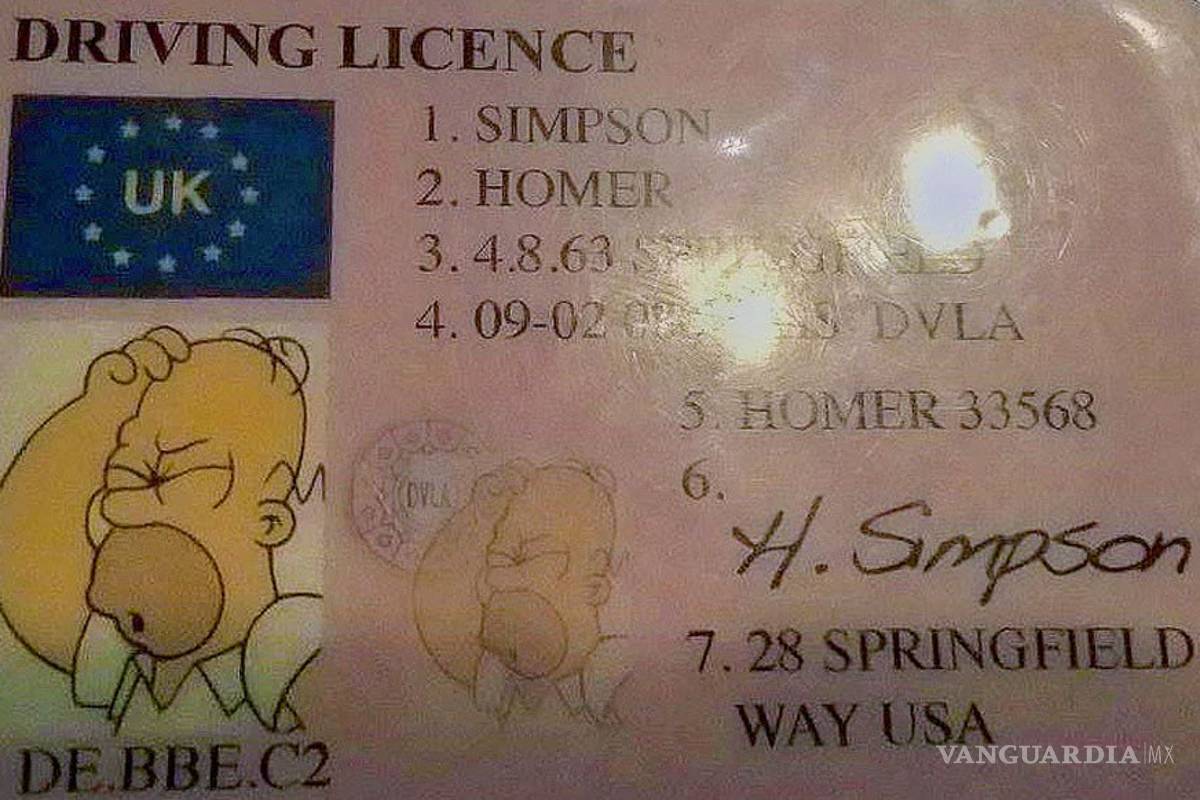 Policía detiene a hombre con licencia de Homero Simpson