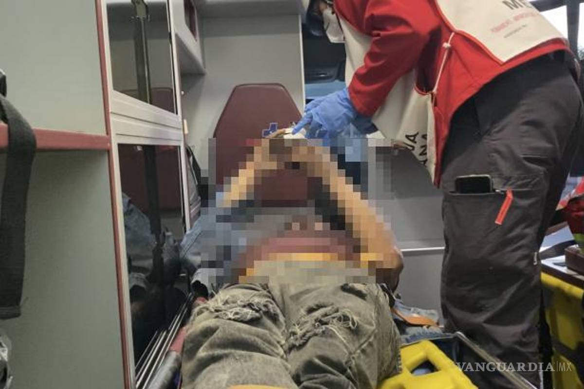 $!Paramédicos de la Cruz Roja brindaron atención al motociclista lesionado antes de trasladarlo al hospital.