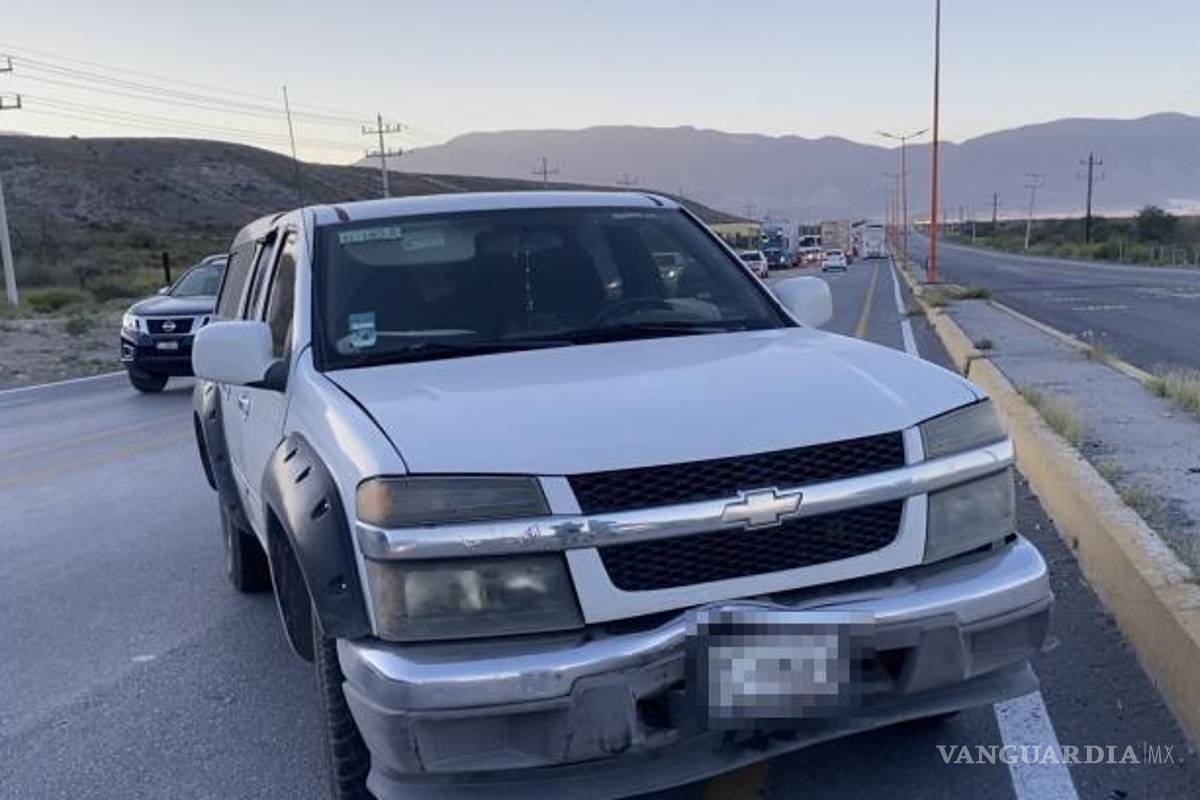 $!La camioneta Chevrolet Colorado quedó dañada tras impactar por alcance al Nissan March.