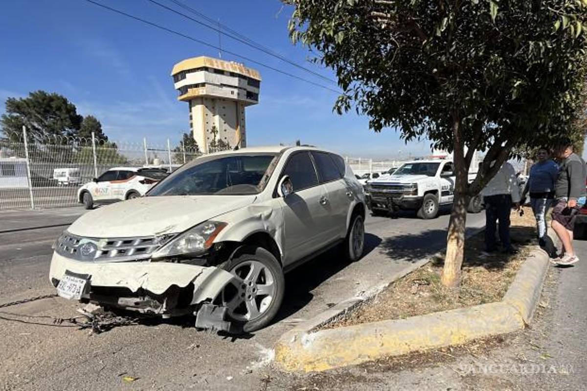 $!La camioneta involucrada quedó atravesada tras brincar el camellón durante el accidente registrado alrededor de las 11:00 horas.