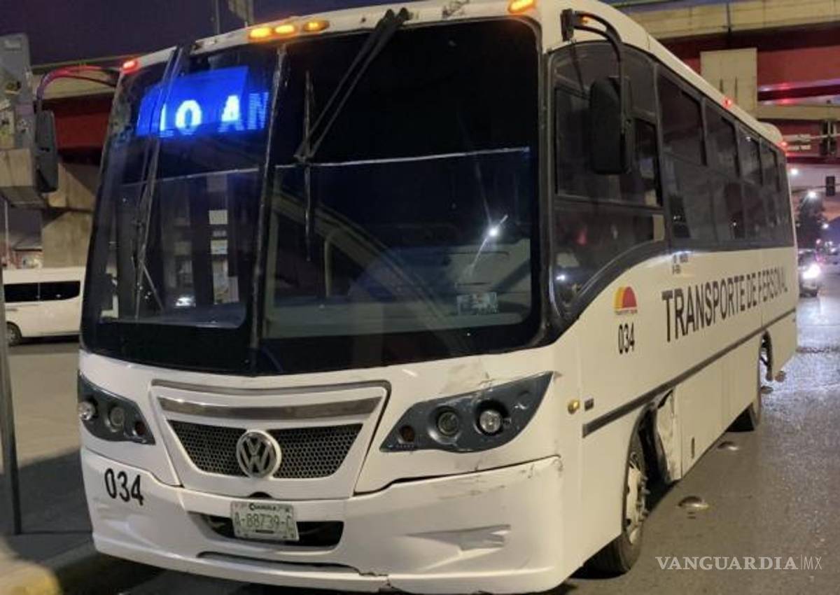 $!El camión de transporte de personal quedó detenido tras el choque en el distribuidor El Sarape.