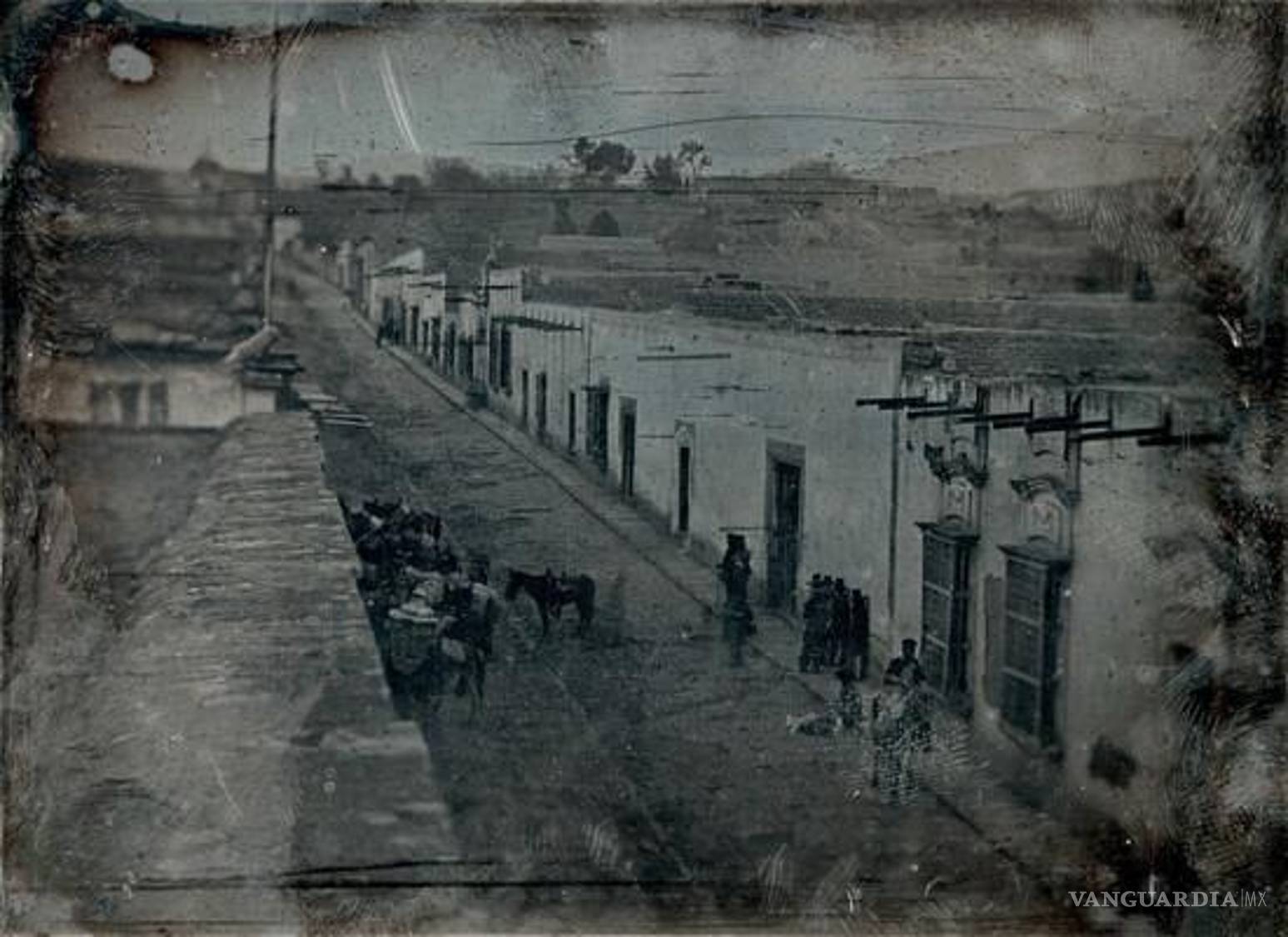 $!Vista de una calle de Saltillo hacia 1847, durante los años de la intervención estadounidense. El daguerrotipo muestra construcciones, habitantes y animales en una escena cotidiana de la ciudad. Una etiqueta antigua la identificó erróneamente como una vista de Parras.