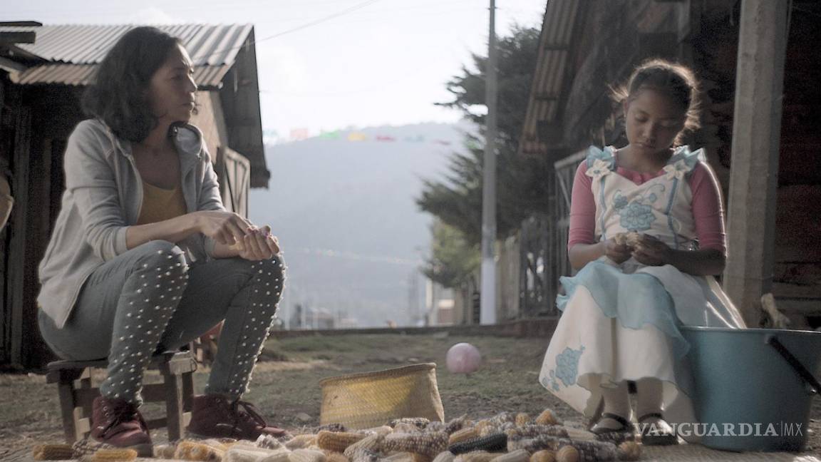 $!En esta imagen difundida por Mandarina Cine, Myriam Bravo, a la izquierda, y Laura Susana Morales Mendoza en una escena de “Nudo mixteco”. AP/Mandarina Cine