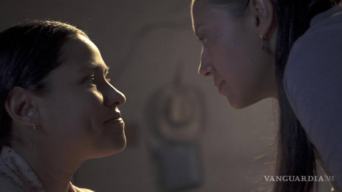 $!En esta imagen difundida por Mandarina Cine, Eileen Yáñez, a la izquierda, y Sonia Couoh en una escena de “Nudo mixteco”. AP/Mandarina Cine