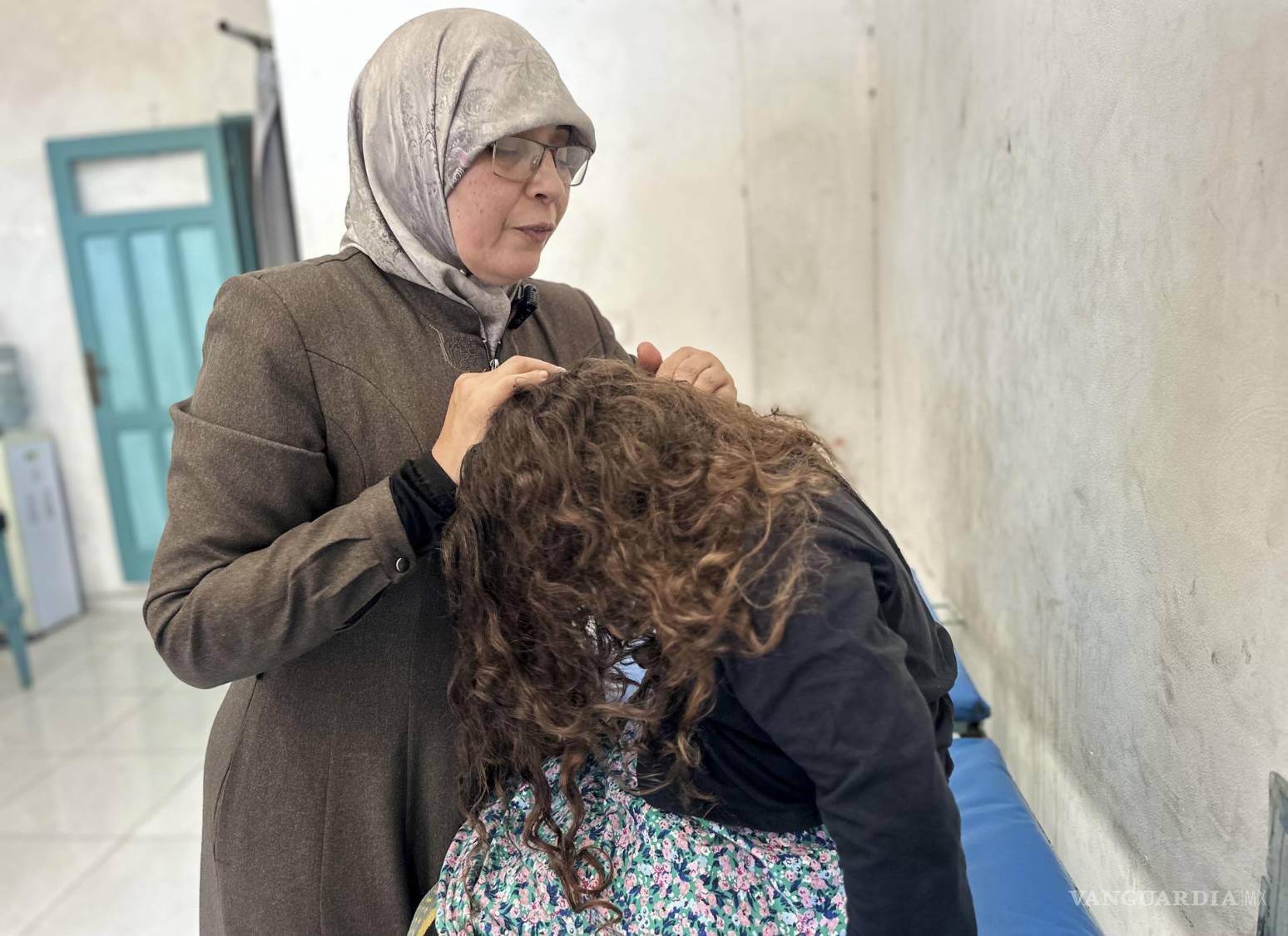 $!La terapeuta Nawal Asqul atiende a niños afectados por el trauma de la guerra en Al Mawasi, Franja de Gaza.