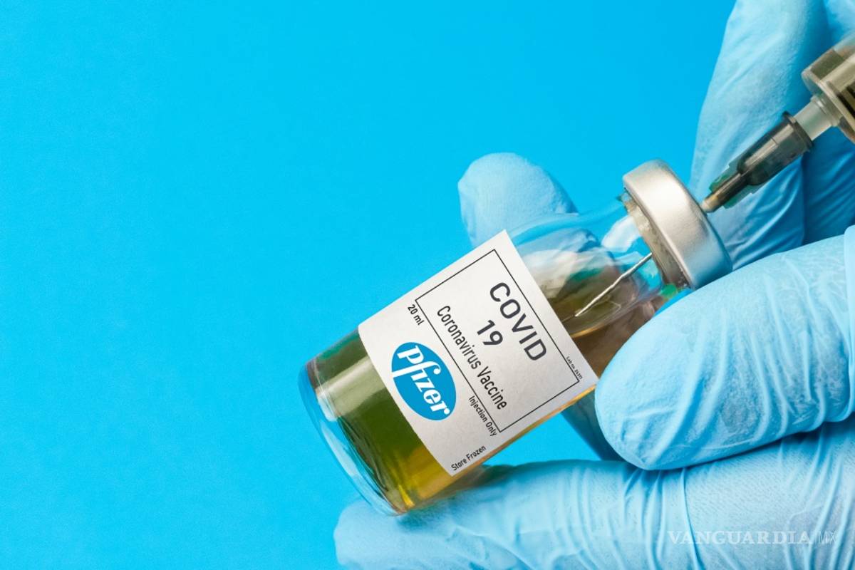 Trump celebra que la primera vacuna anticovid en EU ya fue aplicada en una enferma afroamericana