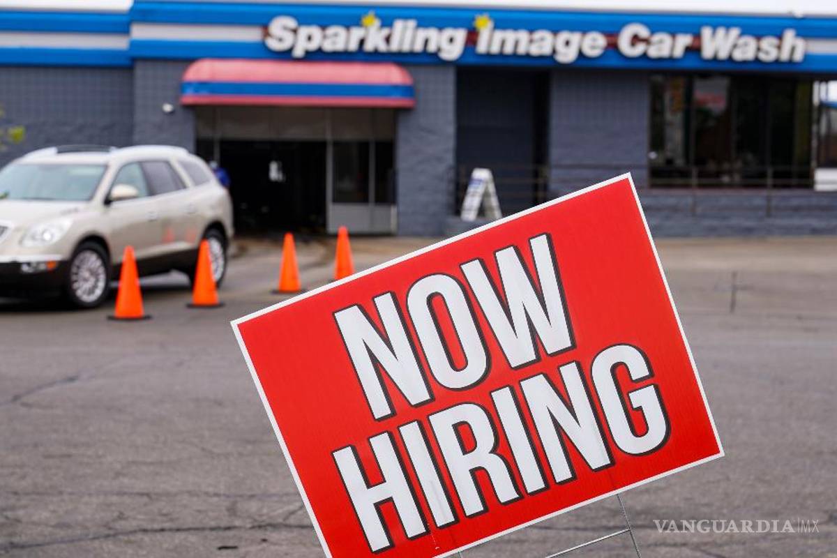 Trabajadores de EU dejan sus empleos a ritmo récord; hay 10 millones de vacantes disponibles