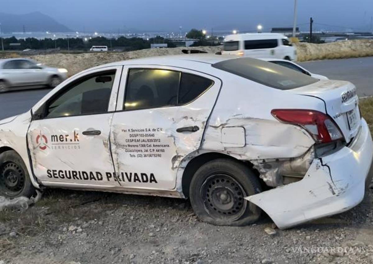 $!El Nissan Versa volcó y terminó a un costado de la carretera Saltillo-Monterrey tras el estallido de un neumático.