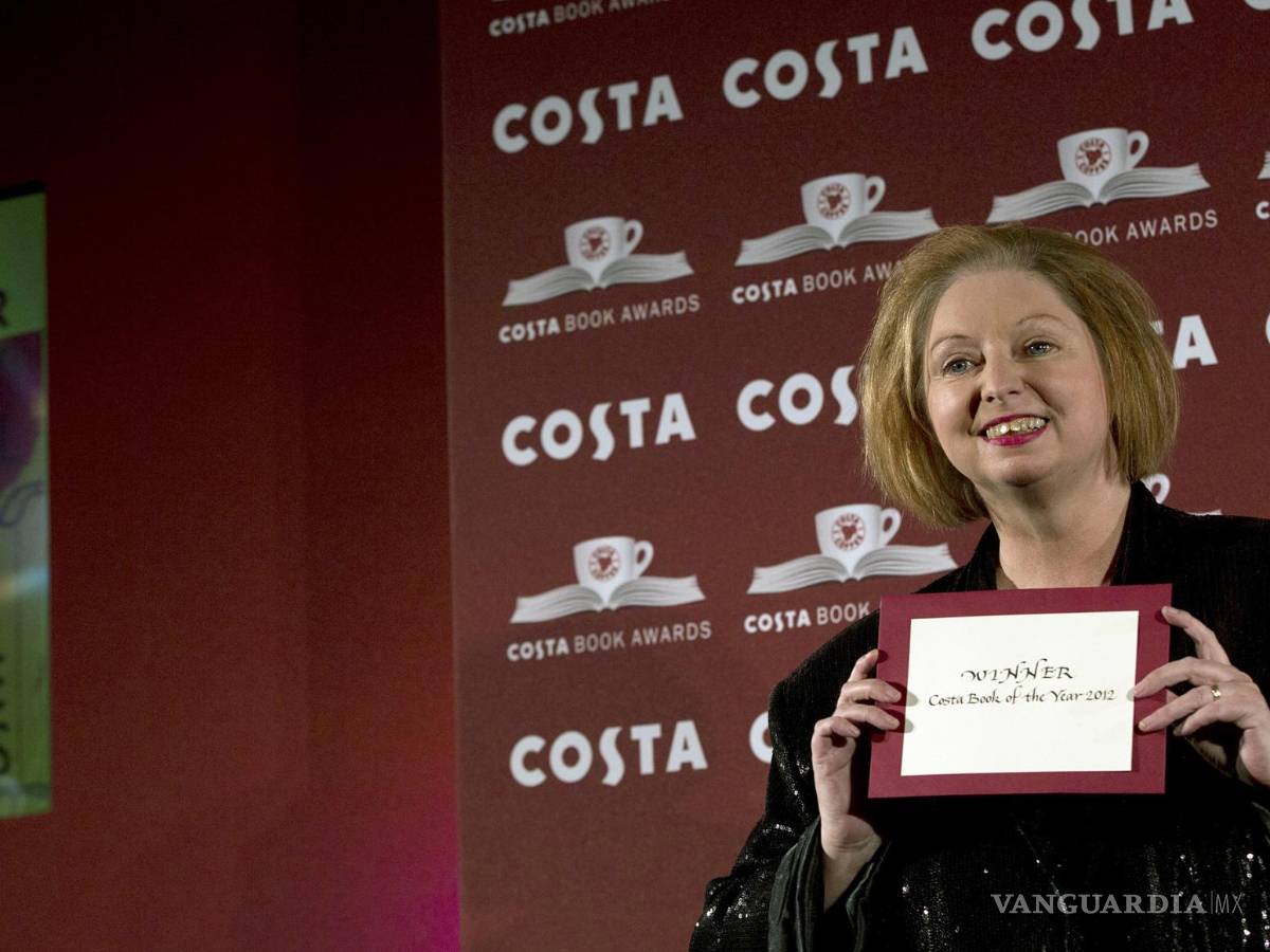 $!Autora y ganadora del premio Costa Book of the Year 2012 Hilary Mantel posa para los fotógrafos en la ceremonia de entrega de premios Costa Book en Londres.