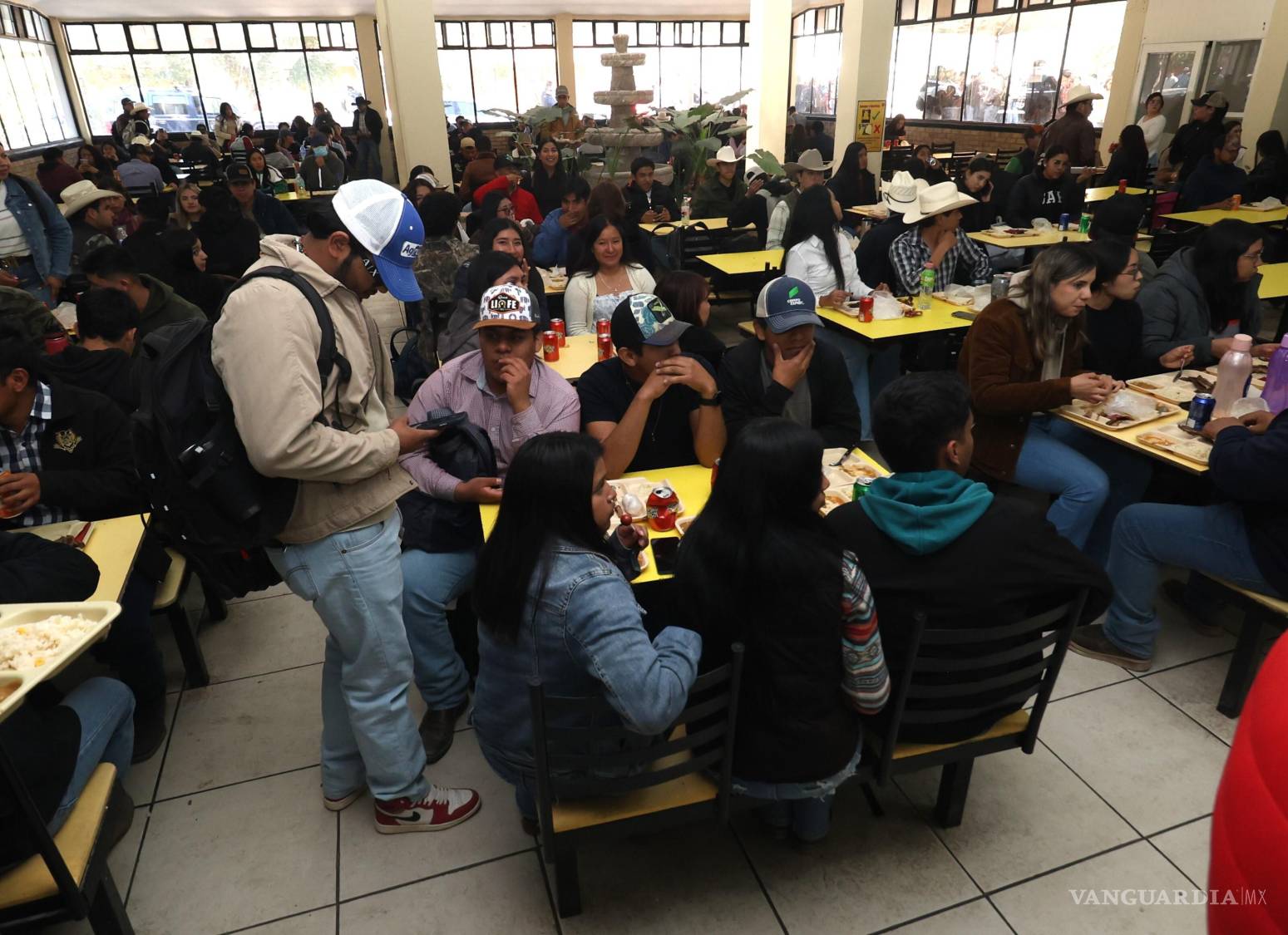 $!Más de 2 mil platillos de carne asada fueron repartidos en el comedor universitario de la UAAAN como parte de la conmemoración del Día del Agrónomo.