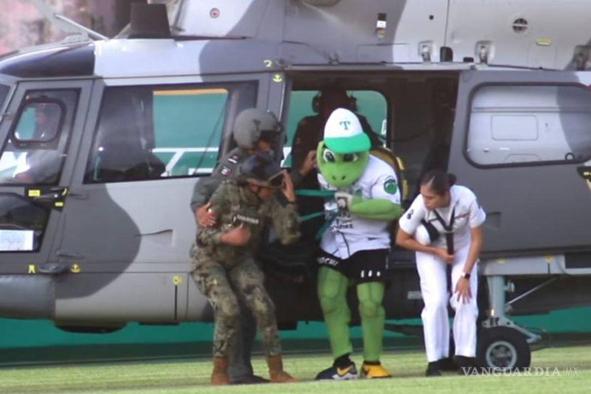 AMLO reprueba que Semar prestara helicóptero para que mascota de Olmecas de Tabasco hiciera espectáculo