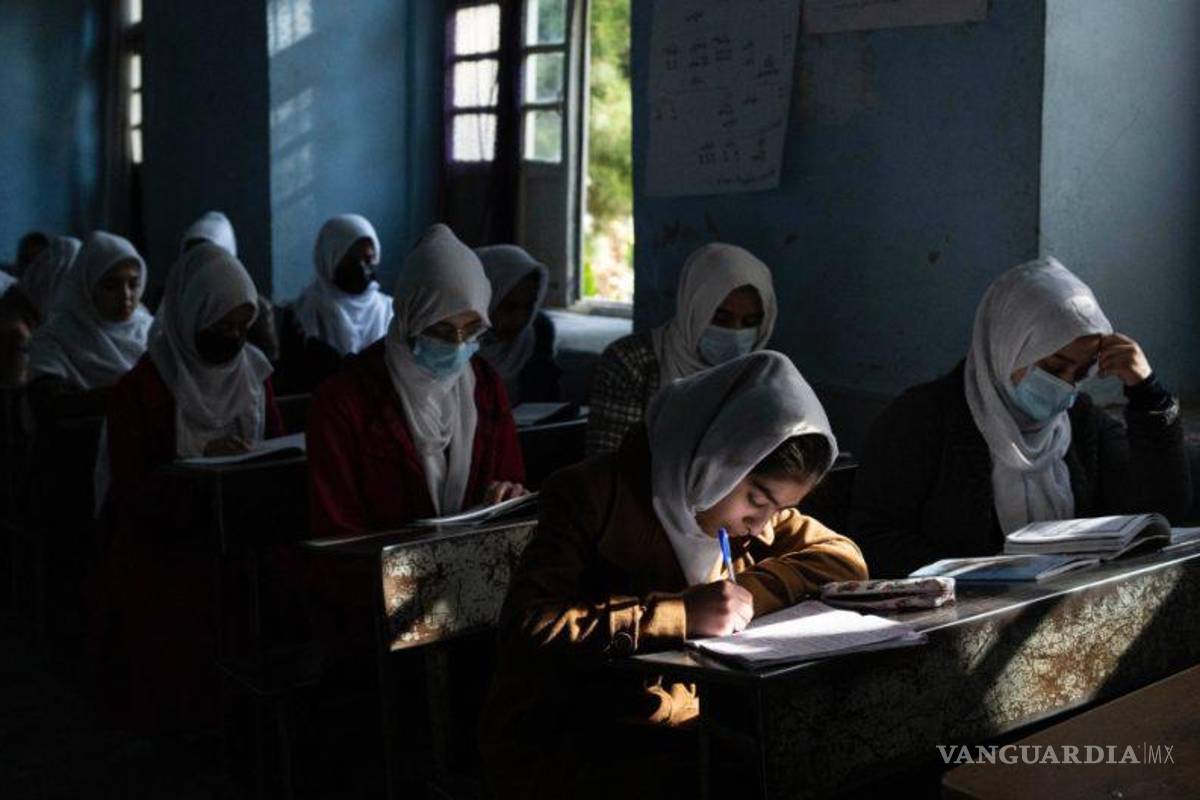 Talibanes de Afganistán rompen su promesa y no permiten que niñas asistan a escuelas de secundaria