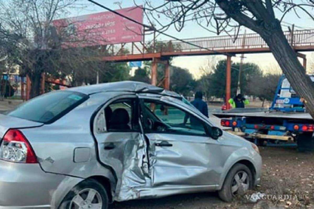 Conduce a exceso de velocidad, derrapa y choca contra árbol en Paseo de la Reforma, Saltillo