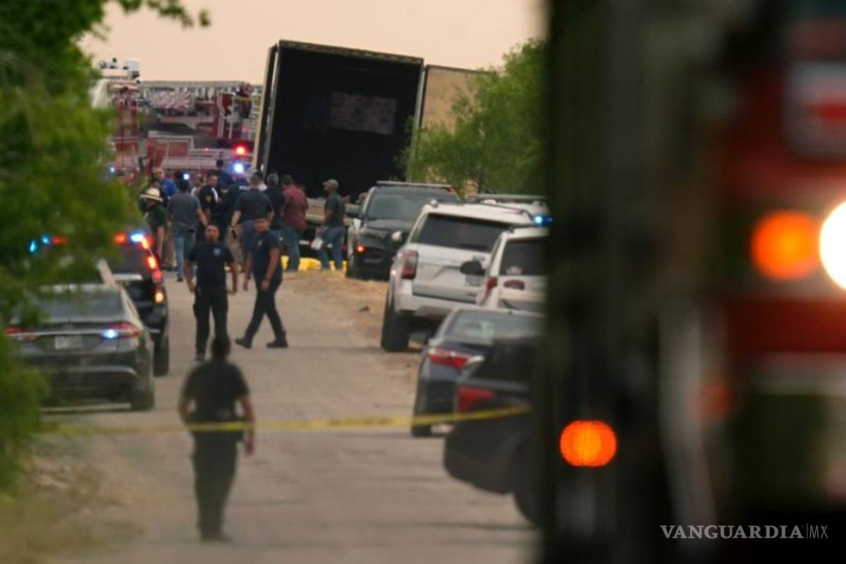 Sube a 46 cifra de migrantes sin vida hallados en tráiler en San Antonio, Texas; hay 3 detenidos