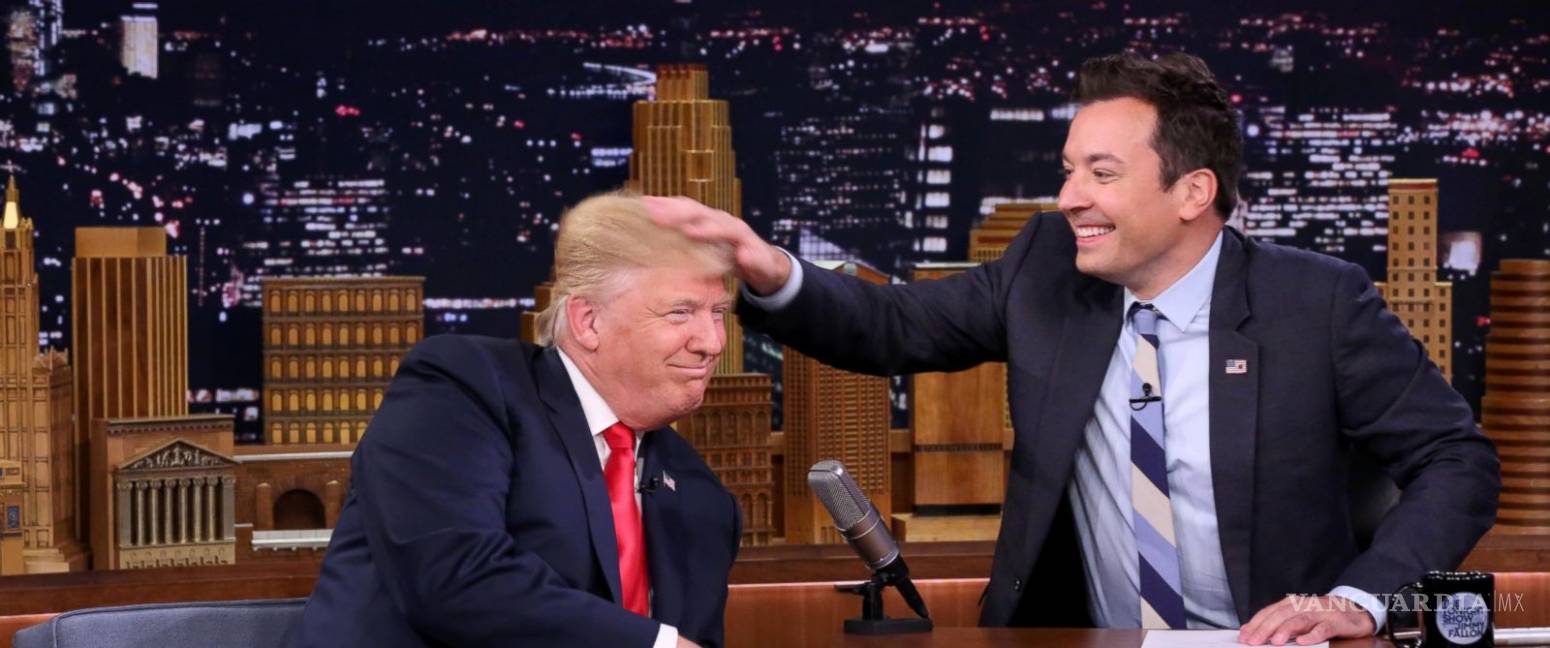Donald Trump es despeinado por Jimmy Fallon