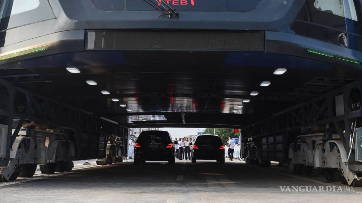 $!Critican al nuevo autobús elevado chino, por inseguro