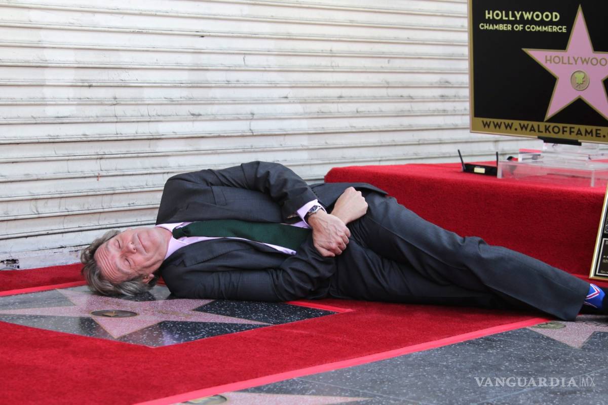 Hugh Laurie devela su estrella en el Paseo de la Fama de Hollywood