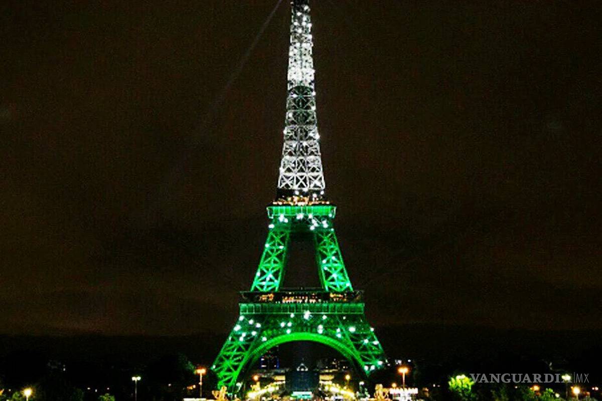 $!Monumentos y estadios de fútbol se iluminan de verde en homenaje al Chapecoense (galería)
