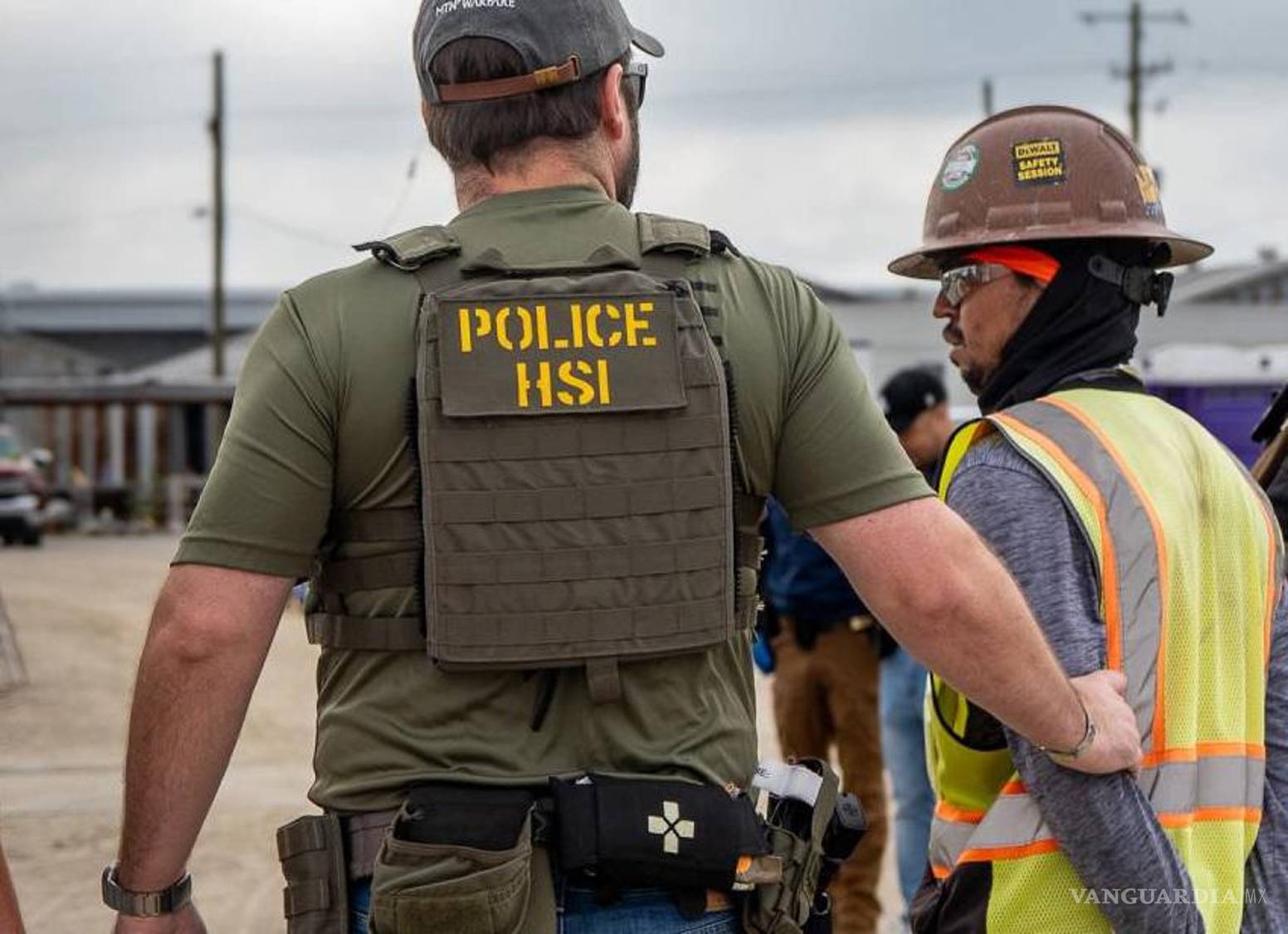 $!Operativo migratorio en el que se observa a un oficial federal interactuando con un civil. Las recientes decisiones judiciales refuerzan la capacidad del poder ejecutivo para ejecutar detenciones y deportaciones.