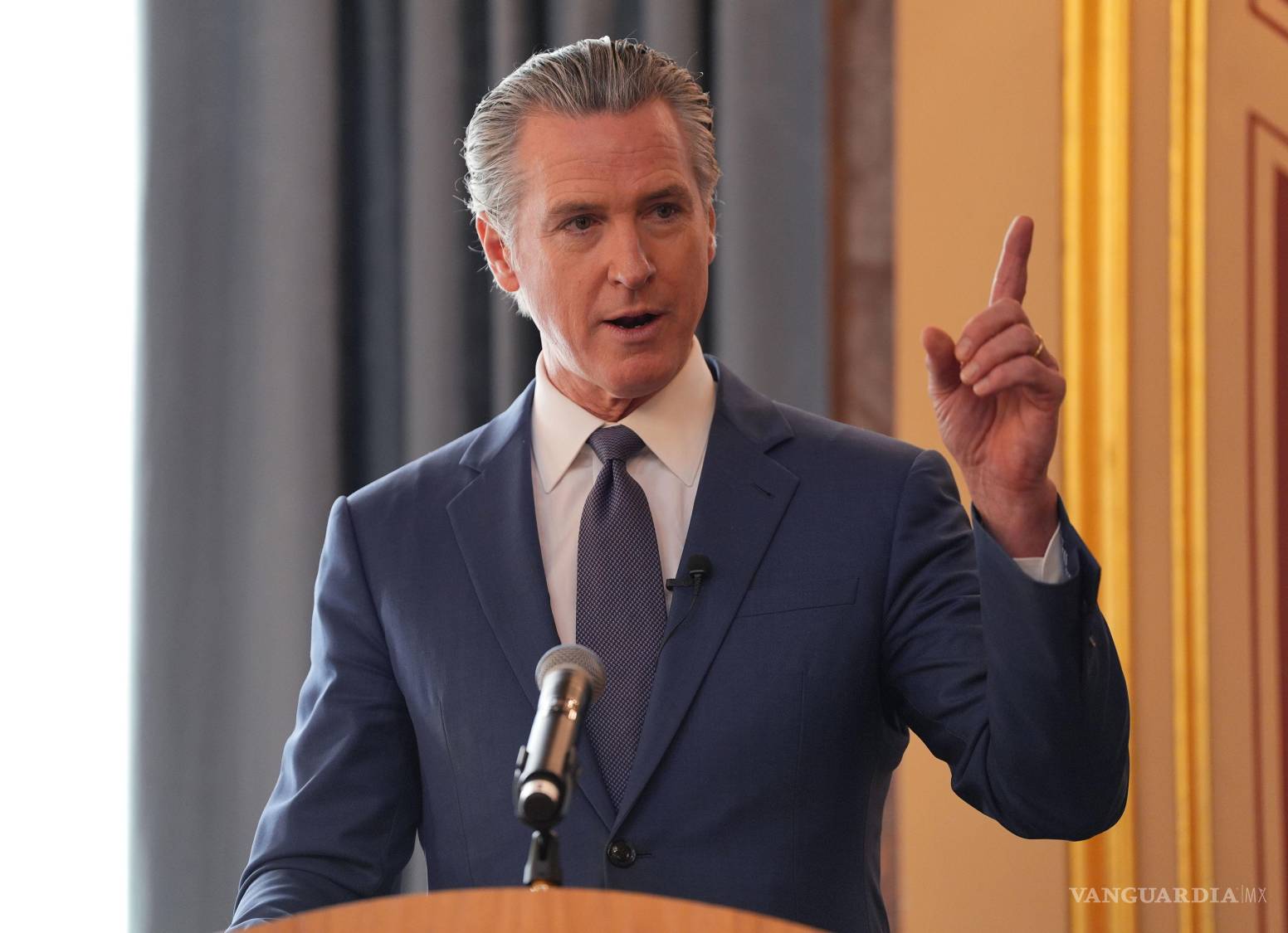 $!El gobernador del estado de California, Gavin Newsom, después de firmar un acuerdo de energía limpia con el secretario británico de Seguridad Energética.