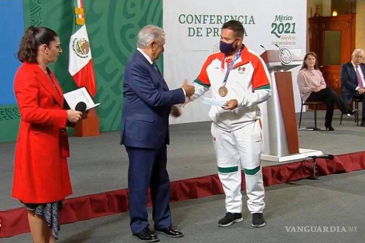 ¿Cuánto dinero entregó AMLO a los medallistas de Tokio 2020?