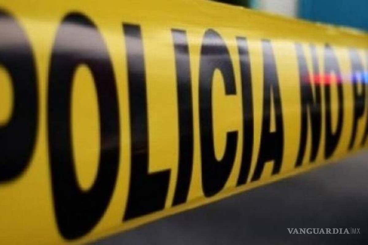 Abuelito causa accidente y se impacta contra farmacia, al poniente de Saltillo