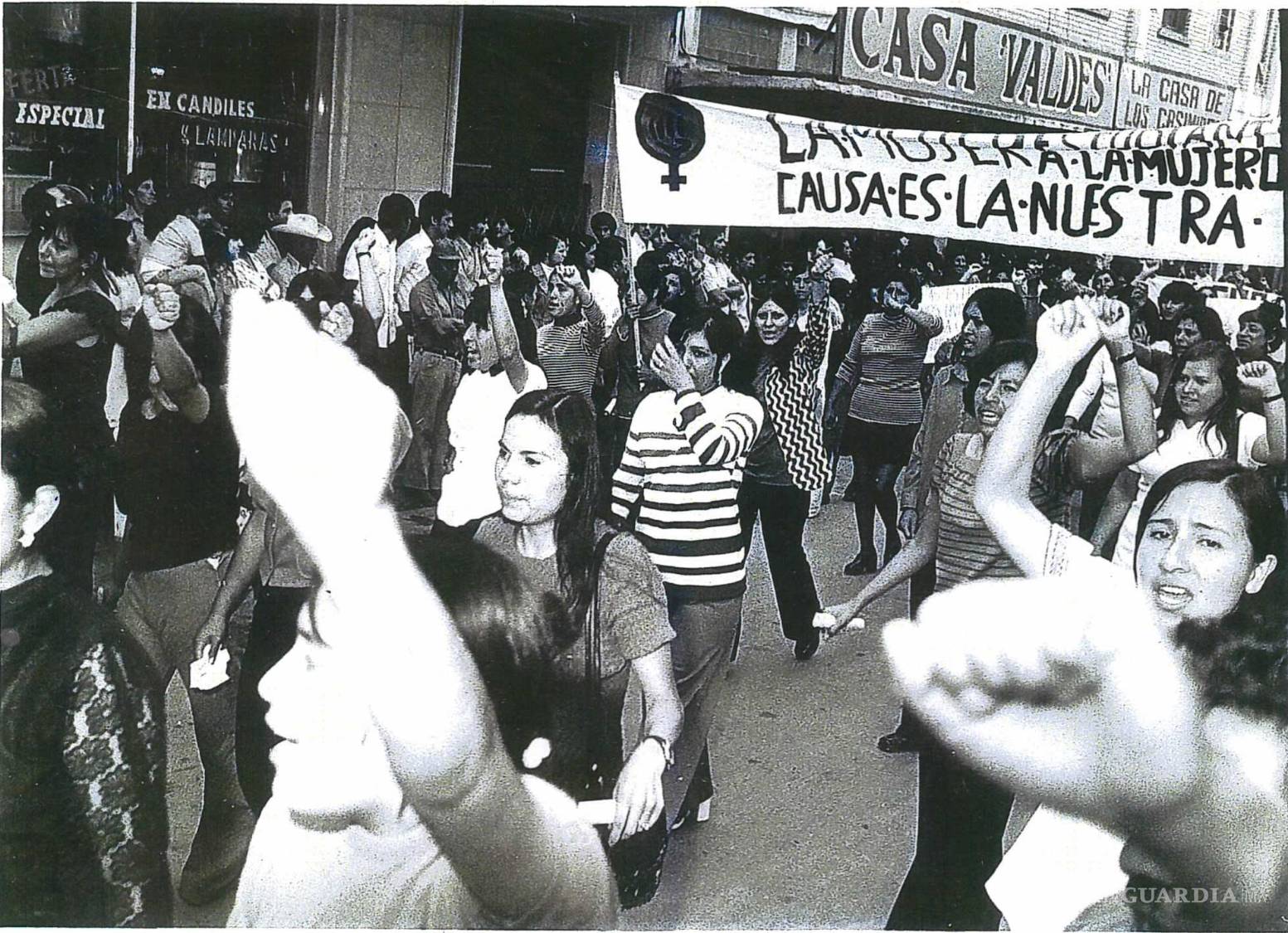 $!Mujeres participan en una movilización durante la huelga de Cinsa-Cifunsa de 1974. Su presencia recuerda que el movimiento no fue exclusivamente masculino: trabajadoras, estudiantes y familiares también marcharon, organizaron apoyos y sostuvieron la protesta fuera de las fábricas.