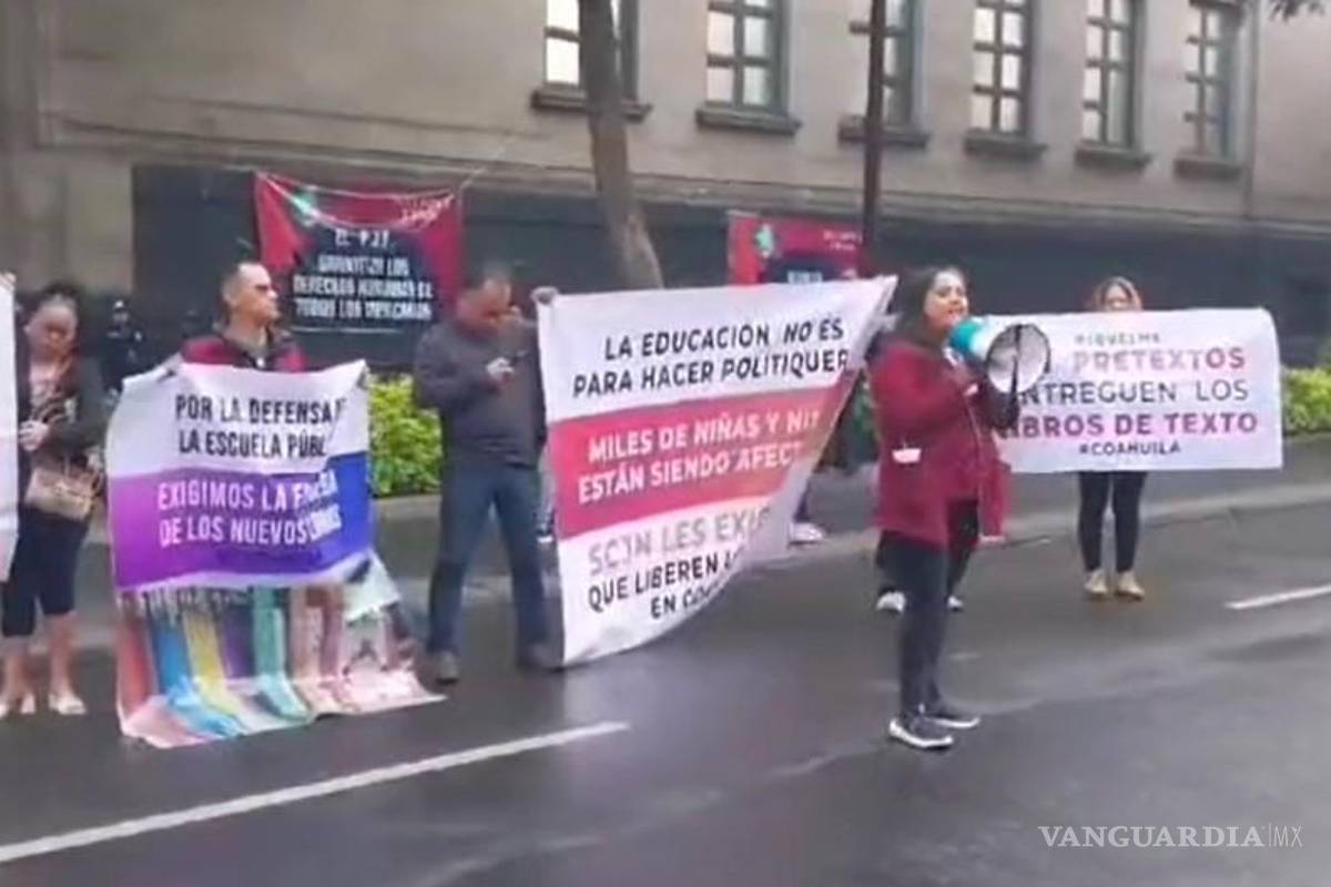 Al exterior de la Suprema Corte... padres de familia de Coahuila exigen distribución de libros