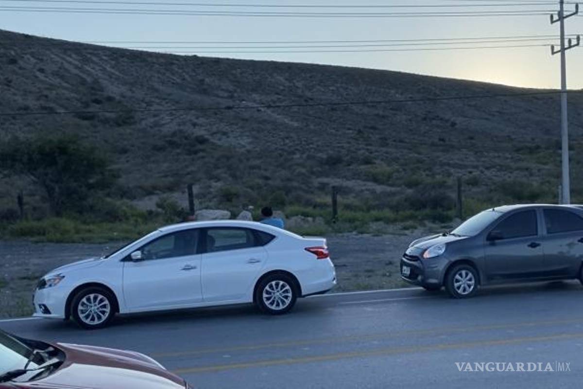 $!El Nissan Sentra resultó con daños materiales luego de ser proyectado por el impacto.