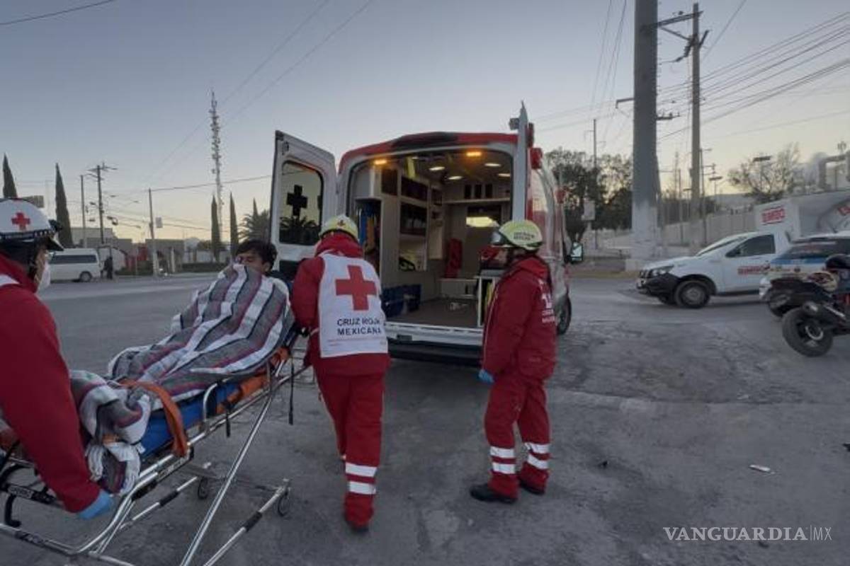 $!Paramédicos de la Cruz Roja auxiliaron al joven lesionado en el lugar del percance.