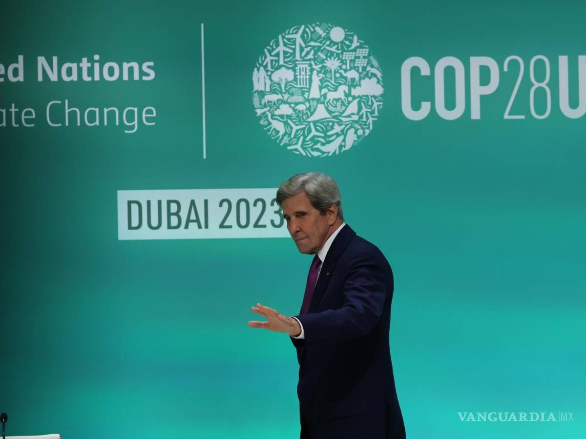 $!El enviado presidencial especial de Estados Unidos para el clima, John Kerry, llega a una conferencia de prensa en la Expo City Dubai.