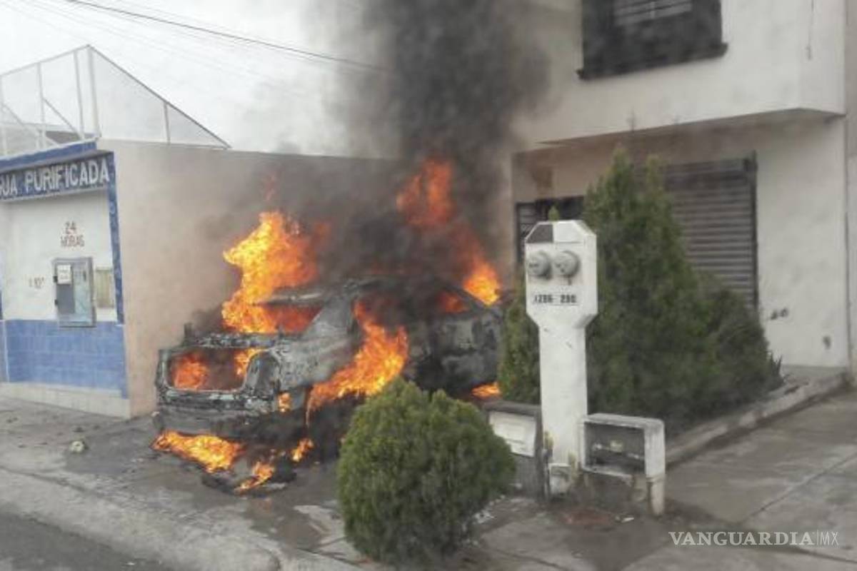 Incendio en vivienda de Saltillo deja auto reducido a cenizas