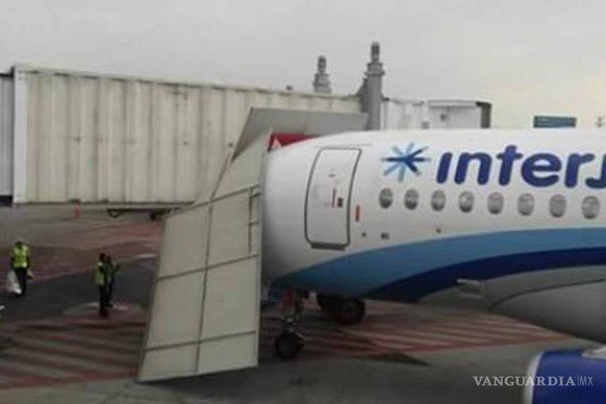 $!Avión de Interjet choca con pasillo telescópico; no hay heridos