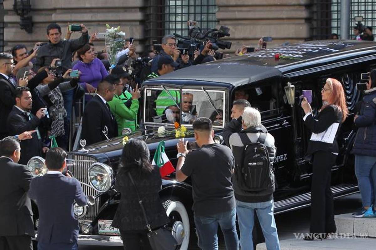 $!FOTOGALERÍA: Palacio de Bellas Artes rinde tributo al príncipe de la canción José José