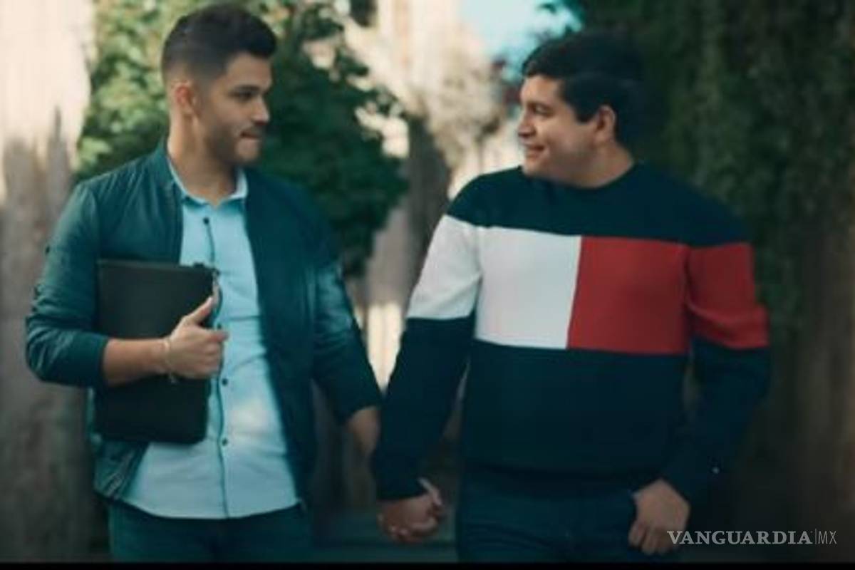 Banda Renovación... la primera banda de regional mexicano que incluye una pareja del mismo sexo en videoclip (video)