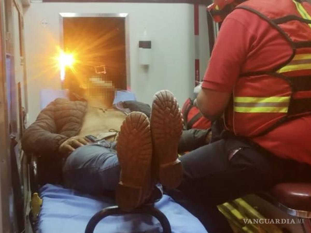 $!Los paramédicos del Cuerpo de Bomberos de Ramos Arizpe atendieron al conductor del tráiler tras el vuelco en la carretera.