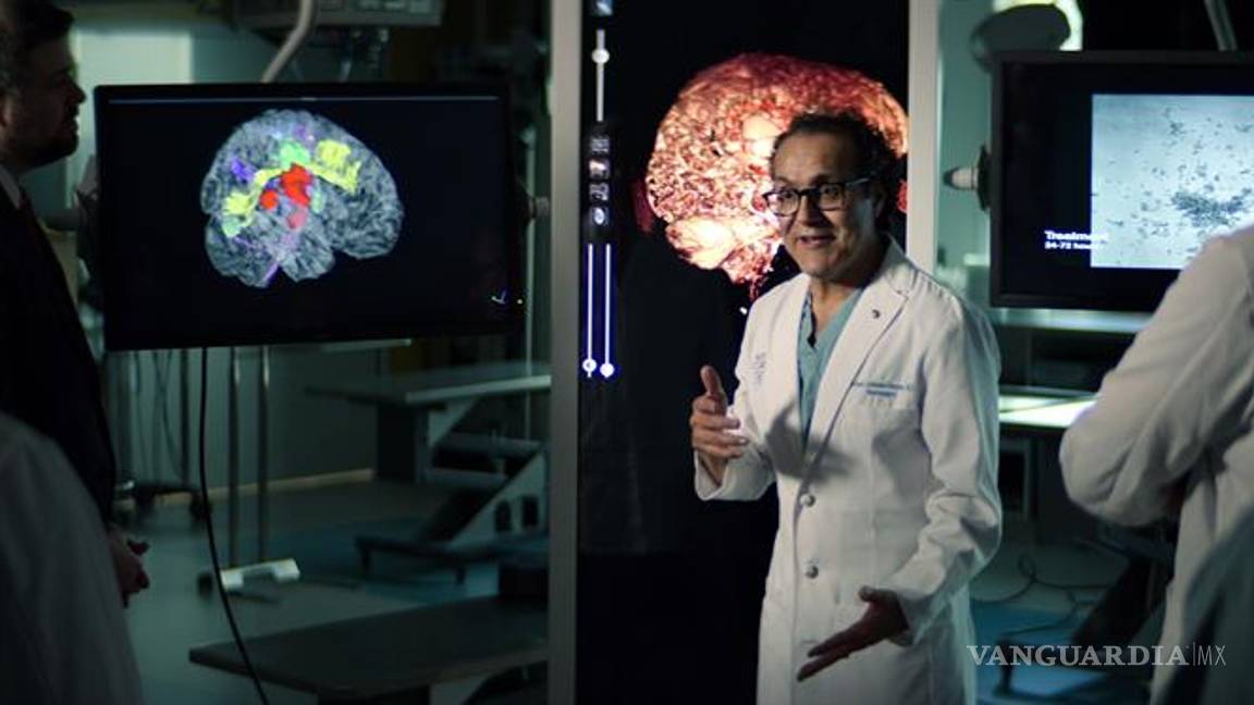 $!"Doctor Q", el neurocirujano mexicano que saltó el muro fronterizo en 1987 inspira un filme de Brad Pitt