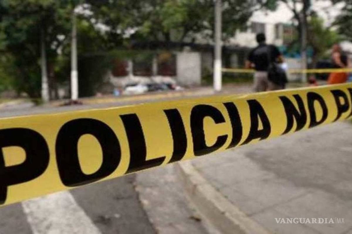 Lo balean a bordo de pick up afuera de su casa, en colonia de Torreón