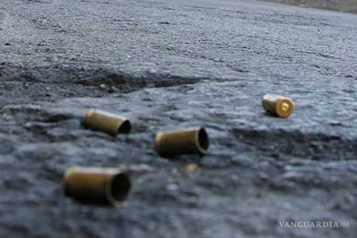 Desde pick up balean camión y hieren a dos pasajeros en Durango