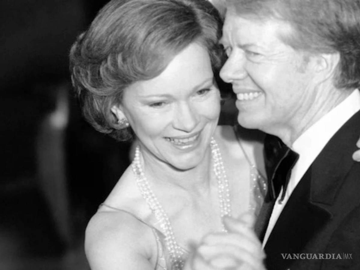 $!El presidente Carter y su esposa Rosalynn bailan en el baile anual de Navidad del Congreso en la Casa Blanca en 1978.