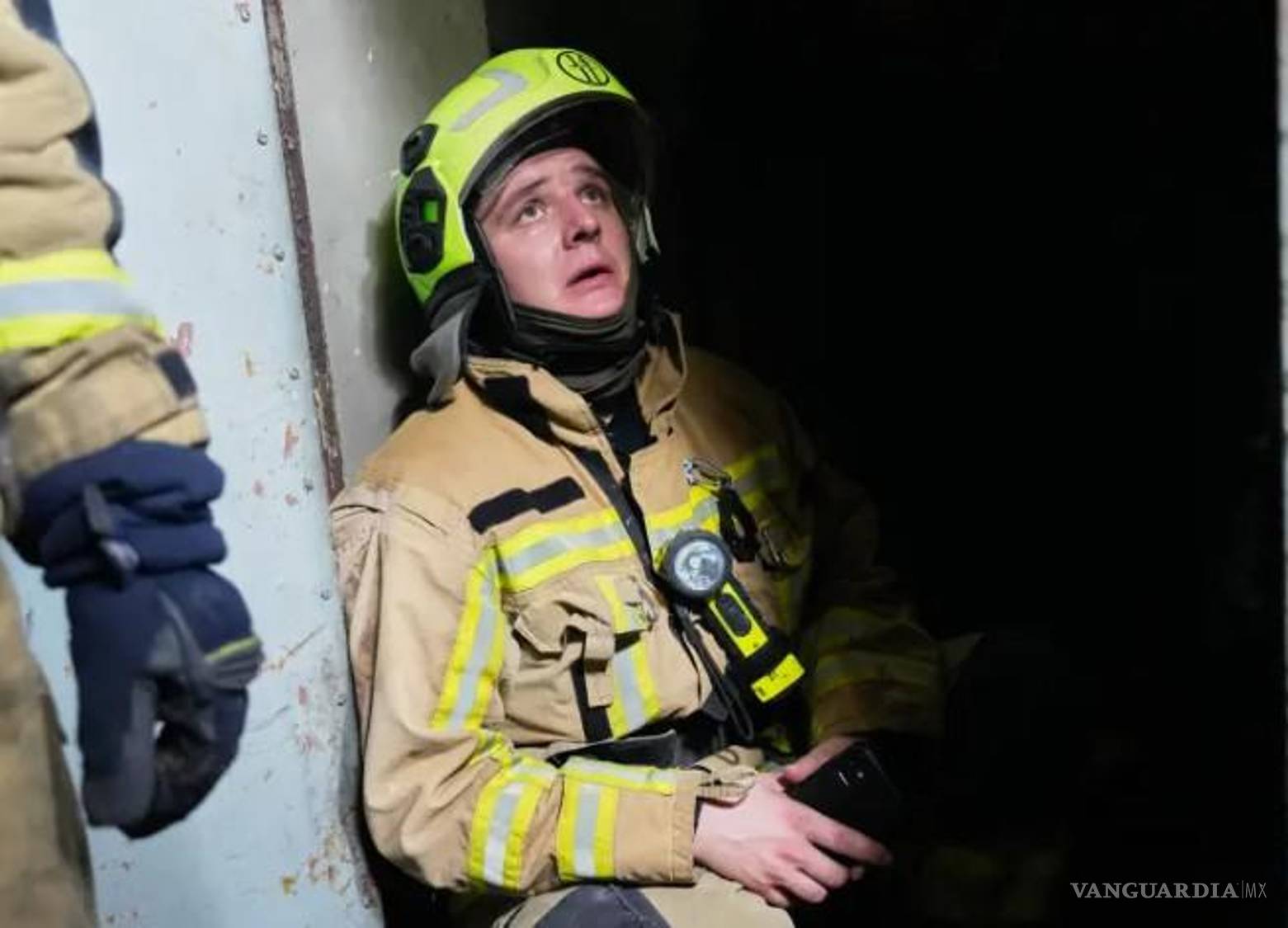$!Un bombero escucha el sonido de un dron en pleno vuelo mientras se refugia en un búnker durante un ataque aéreo masivo ruso el martes en Kiev.