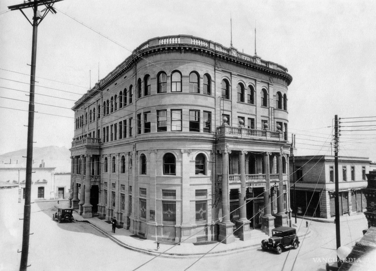 $!El Hotel y Banco Coahuila, retratado por el fotógrafo saltillense Alejandro Carmona, aparece rodeado de postes y tendidos eléctricos. Carmona dedicó buena parte de su trabajo a preservar en imágenes la arquitectura de Saltillo.