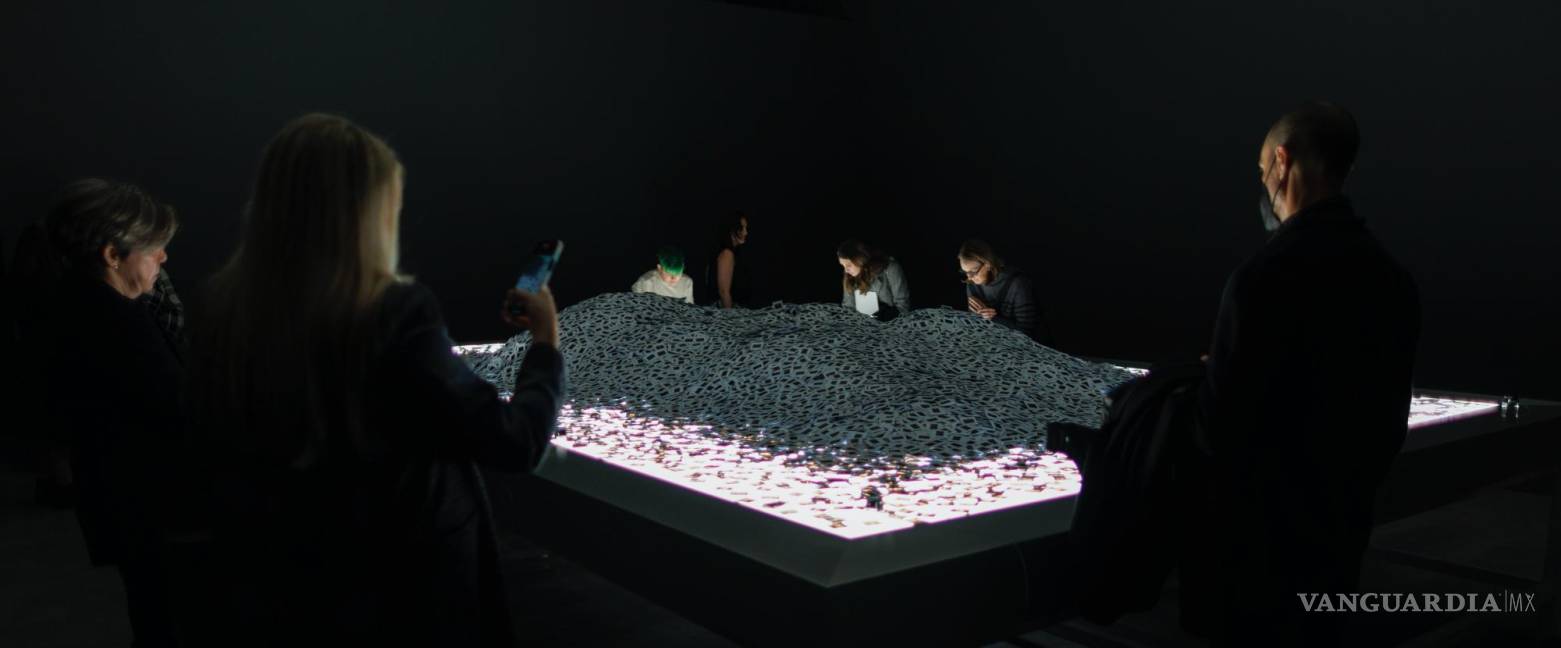 $!Los asistentes revisan y fotografían el millón de diapositivas en color que componen la pieza ‘El silencio de Nduwayezu’, del artista chileno Alfredo Jaar.