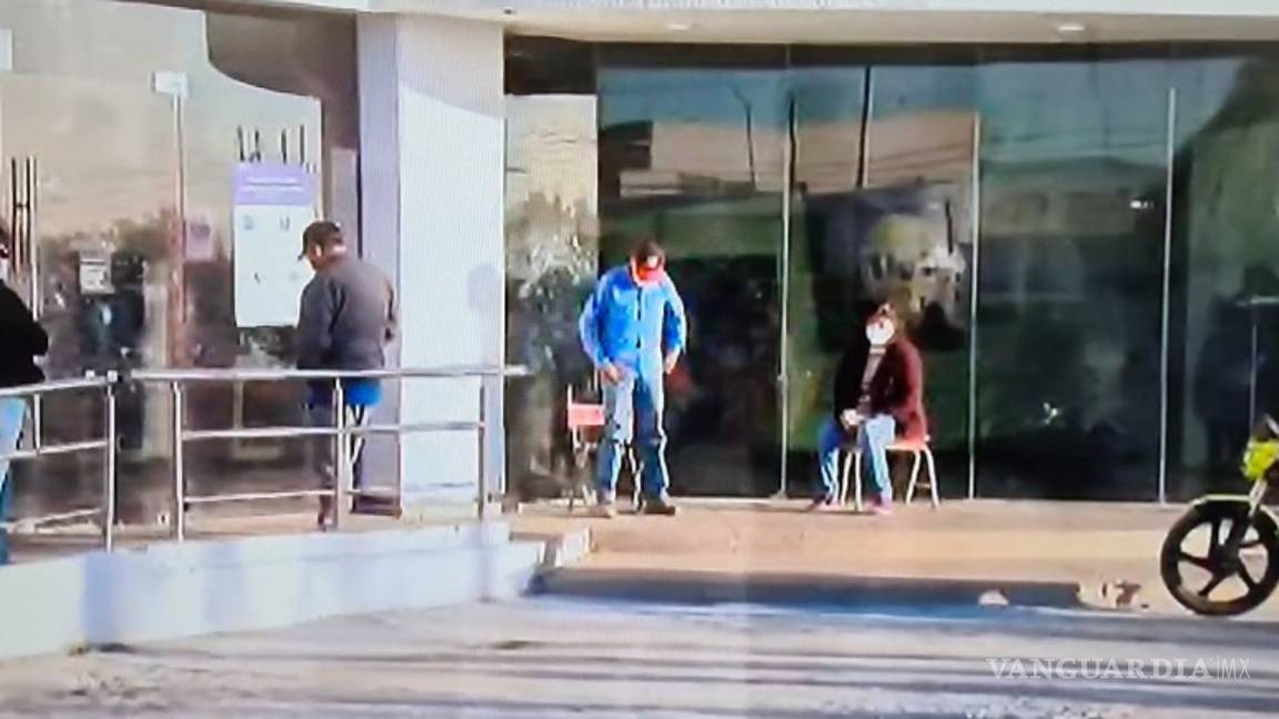 $!Siguen las largas filas en los bancos de Torreón