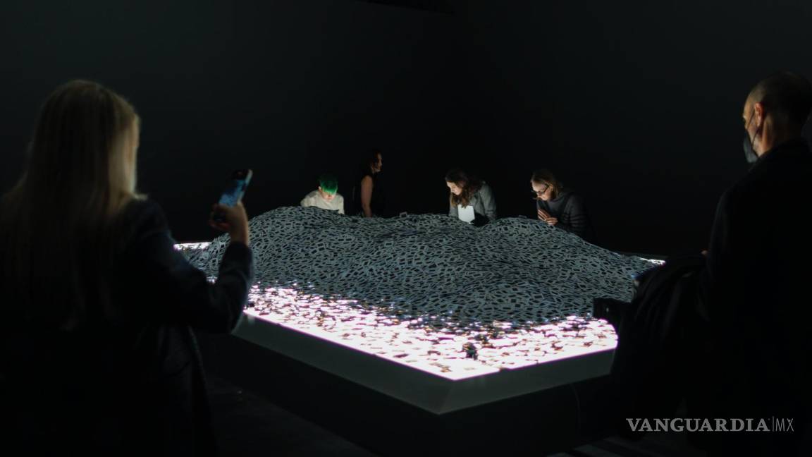 $!Los asistentes revisan y fotografían el millón de diapositivas en color que componen la pieza ‘El silencio de Nduwayezu’, del artista chileno Alfredo Jaar.