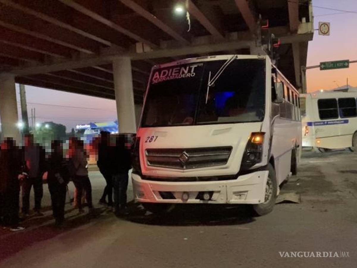 $!Paramédicos de la Cruz Roja evaluaron a 20 trabajadores del transporte de personal y a cuatro pasajeros del camión.