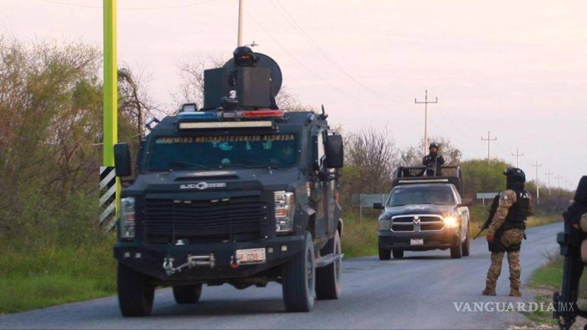 $!la policía de Coahuila atendió el reporte de personas que estaban bloqueando el paso cerca del ejido Rocamonte, Coahuila.