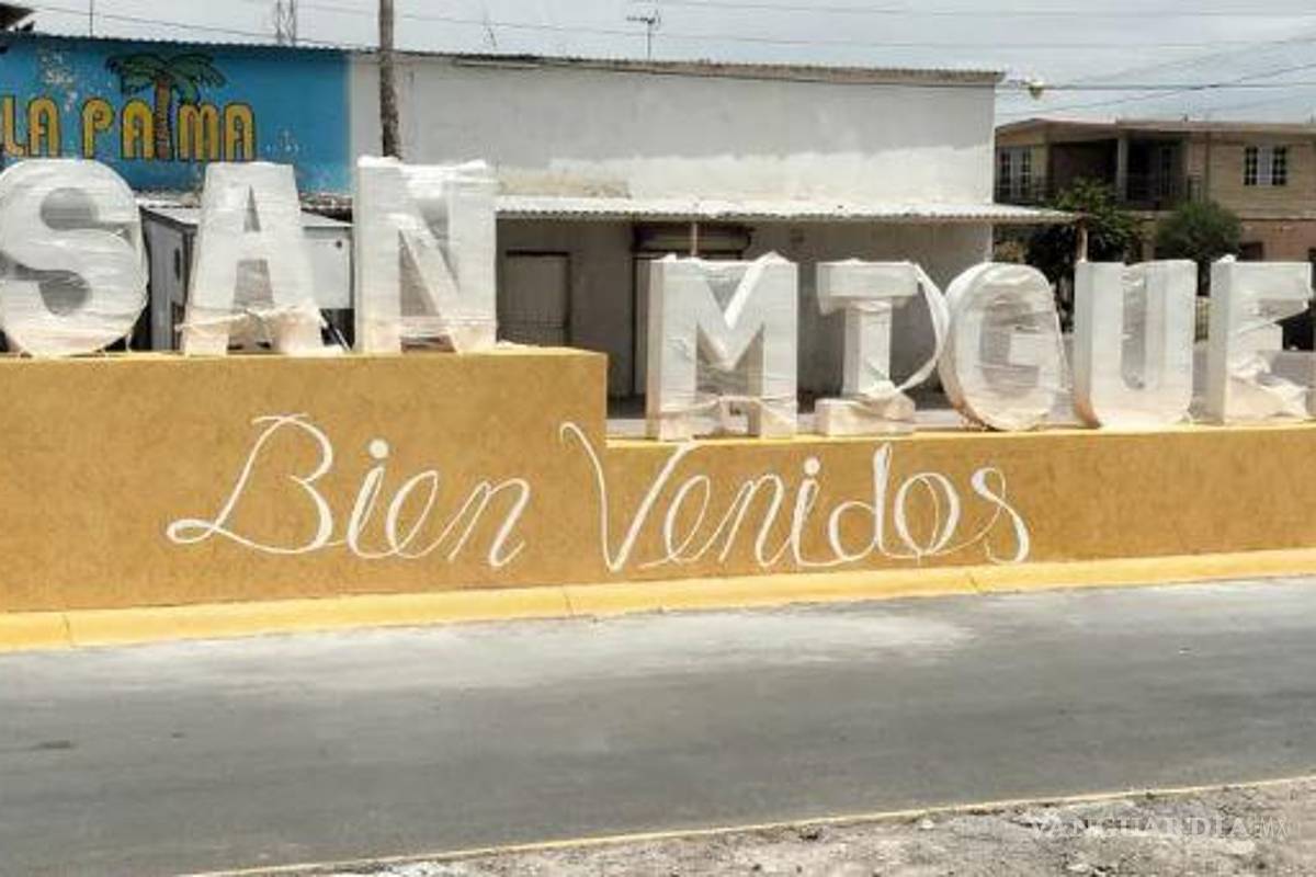 ¿‘Bien venidos’ o ‘Bienvenidos’? Se viraliza palabra mal escrita en letras de ejido de San Pedro, Coahuila