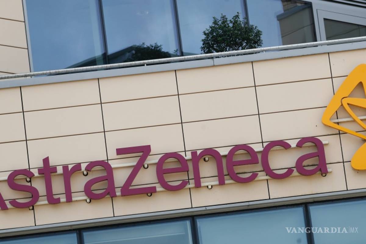 Evalúa la FDA si es seguro retomar el ensayo de la vacuna del COVID de AstraZeneca